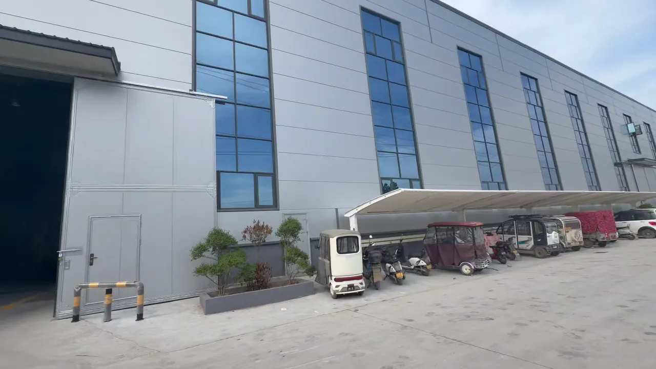 Hongxin Sports factory overview - 141m x 52m complex with office building